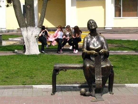 Описание памятника бабушке в Белгороде