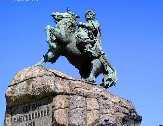 Описание памятника Богдану Хмельницкому в Киеве