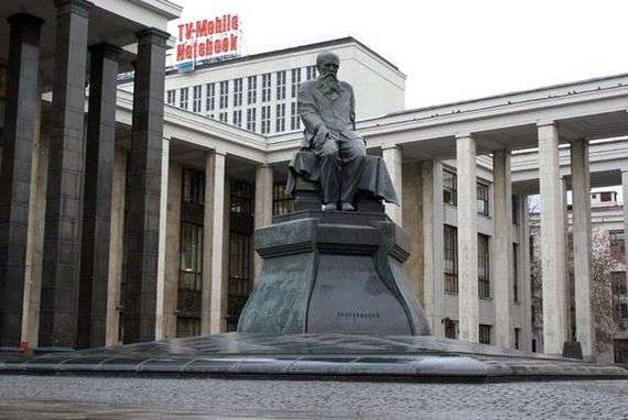 Описание памятника Фёдору Достоевскому в Москве