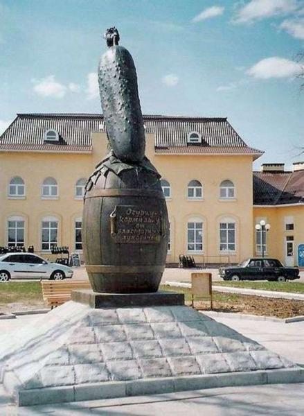 Описание памятника огурцу в Луховицах