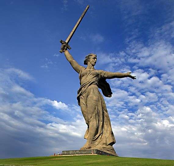 Описание памятника-скульптуры «Родина-мать зовет» в Волгограде