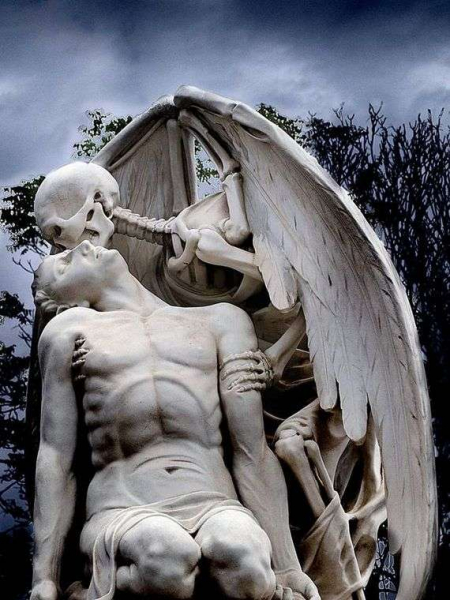 Описание скульптуры «Поцелуй смерти»